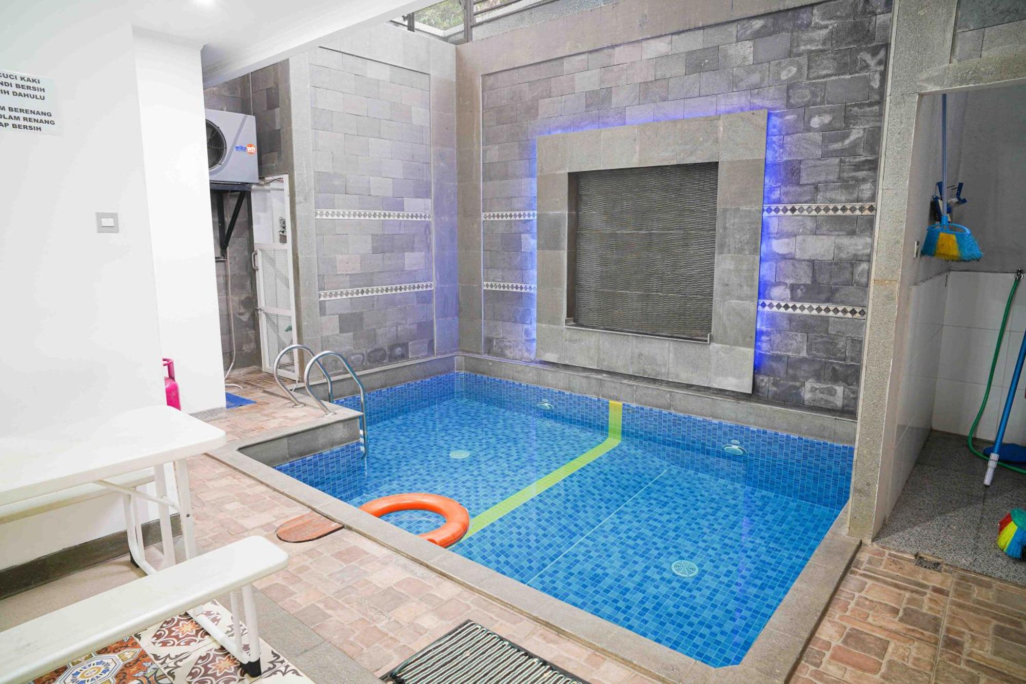 Schones Haus Private Pool & Netflix By Grorental 万隆 外观 照片